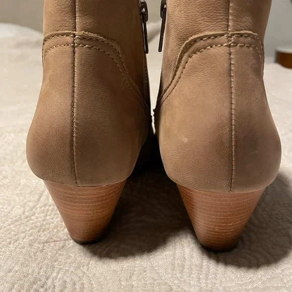 Frye tan leather cowboy ankle booties. Size 8.5 - Picture 3 of 6